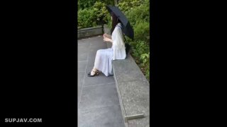 新流出民宿酒店偷拍 逼毛浓密性感苗条美女边看手机边自慰勾引男友来啪啪还没草就流白浆了