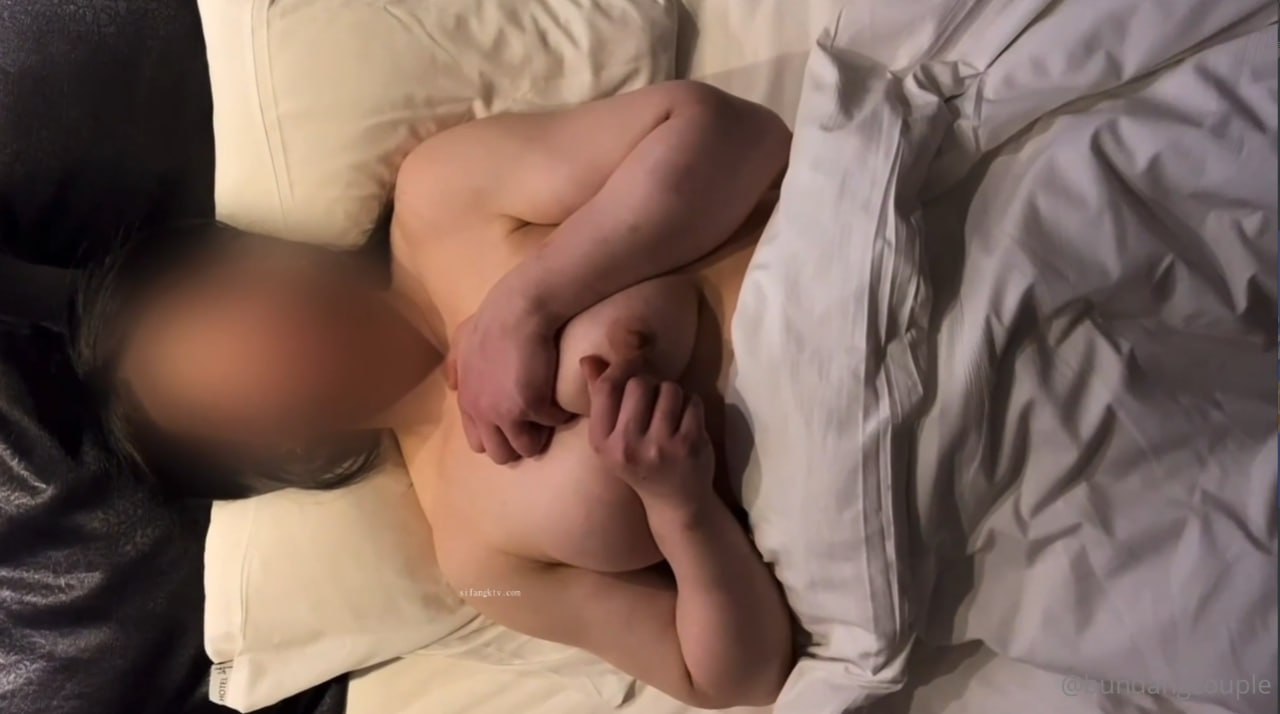 在众多主播中杀出一片天萌妹除了奶大美鲍也要够粉嫩
